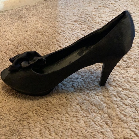 Mandees black heels. Size 8.5 - Picture 2 of 2
